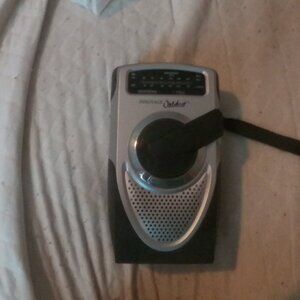Innovage Outdoor AM/FM/ Weather Battery-Free Crank Radio Vintage